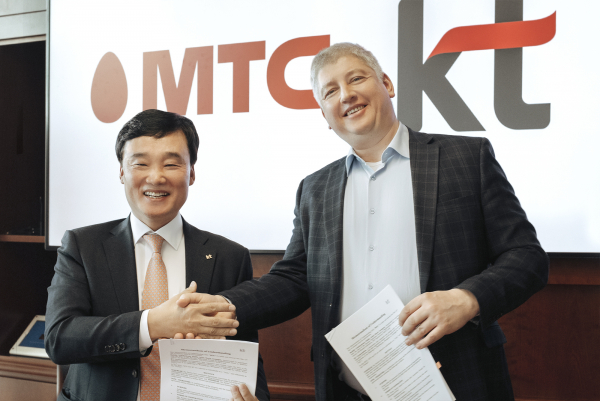 윤경림 KT 그룹트랜스포메이션 부문장(왼쪽)과  비아체슬라프 니콜라예프 MTS CEO가 협약 체결 후 기념촬영을 하고 있다.
