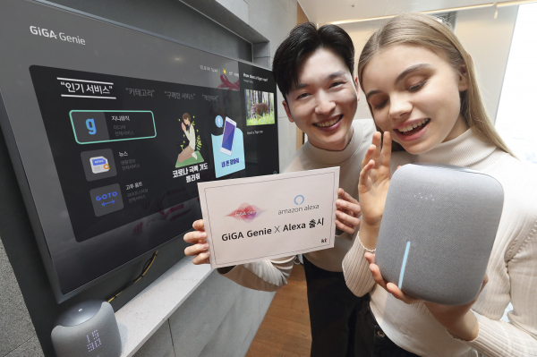 모델들이 KT 기가지니에서 아마존 알렉사를 사용하는 ‘듀얼브레인 AI’ 서비스를 시연하고 있다.
