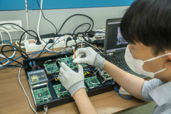 케이씨에스 연구개발 직원이 SKT QRNG 칩으로 ‘양자암호 원칩’ 관련 연구를 수행하는 모습
