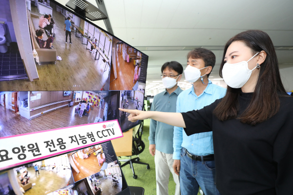 LG유플러스 직원들이 인공지능으로 영상 속 얼굴에 모자이크를 입힌 지능형CCTV 화면을 살펴보고 있는 모습