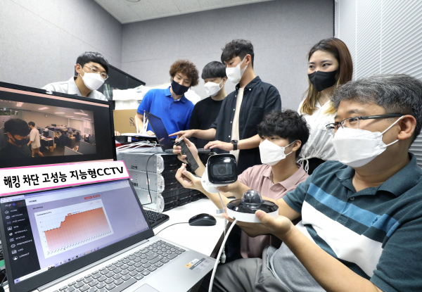 LG유플러스 직원과 ICTK홀딩스 직원들이 PUF 기술이 적용된 VPN 장비를 지능형CCTV 카메라와 연결해 안전하게 영상이 전송되는지 테스트하는 모습.
