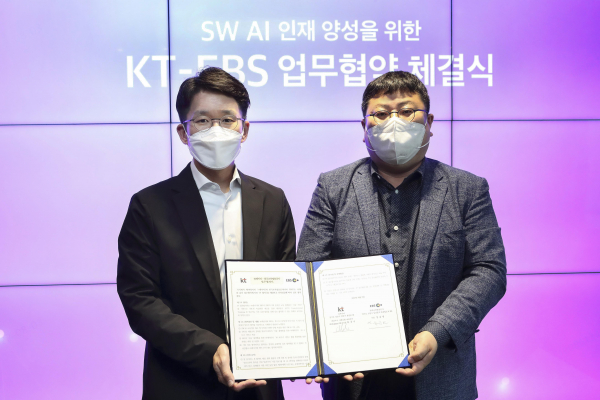 최준기 KT AI/BigData사업본부장(왼쪽)과 유규오 EBS 학교교육본부장이 협약 체결 후 기념촬영을 하고 있다.