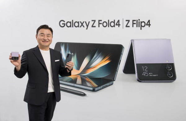 삼성전자 MX사업부장 노태문 사장이 차세대 폴더블 스마트폰 ‘갤럭시 Z 플립4’와 ‘갤럭시 Z 폴드4’를 소개하고 있다.