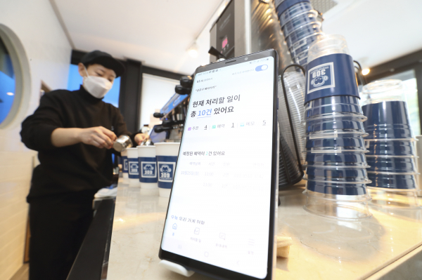 서울시 성동구의 한 베이커리에서 KT AI 통화비서가 고객의 요청사항을 받는 모습
