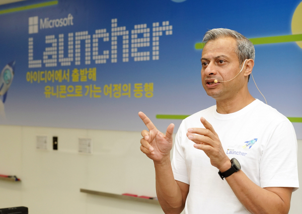 아흐메드 마즈하리 마이크로소프트 아시아 사장이 마이크로소프트 런처에 대해 소개하고 있다.