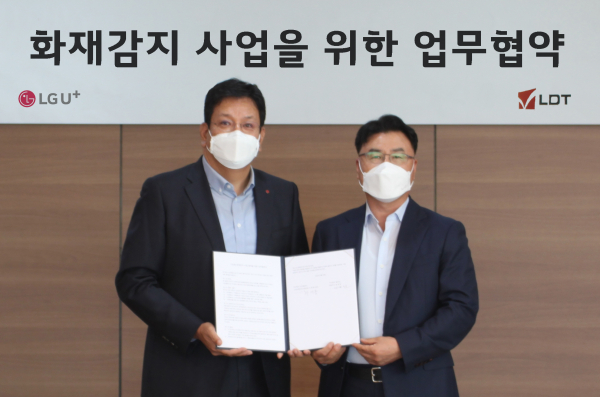 서재용 LG유플러스 스마트팩토리사업담당(왼쪽)과 정재천 엘디티 대표가 협약 체결 후 기념촬영을 하고 있다.