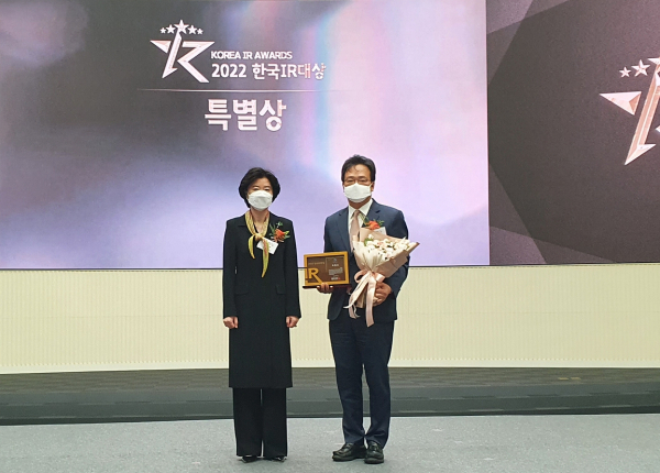 송재민 엠로 대표(왼쪽)가 수상 후 심인숙 한국기업지배구조원장과 기념촬영을 하고 있다.