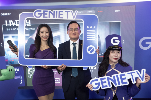 KT 커스터머부문장 강국현 사장과 KT 모델이 지니 TV를 소개하고 있다.