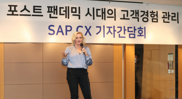 젠 베일린 SAP 고객경험 CRO가 SAP의 CX 사업 방향에 대해 설명하고 있다.