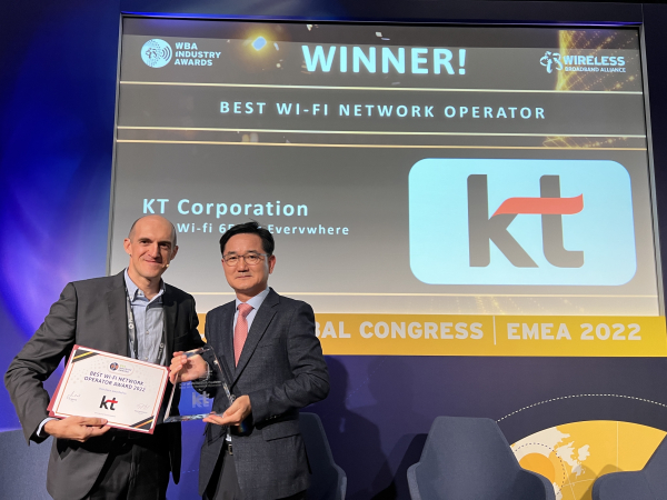 KT 네트워크관제본부장 박종호 상무(오른쪽)가 수상 후 WBA CEO 티아고 로드리게스(Tiago Rodrigues)와 기념촬영을 하고 있다.