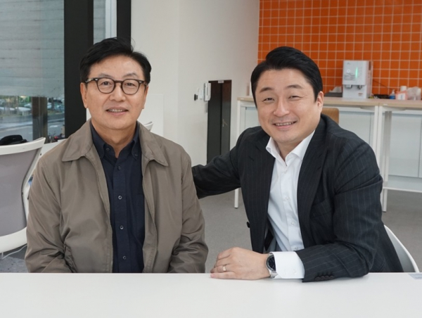 최성호 커넥트인베스트먼트 대표(왼쪽)와 염상준 센디 대표가 기념촬영을 하고 있다.
