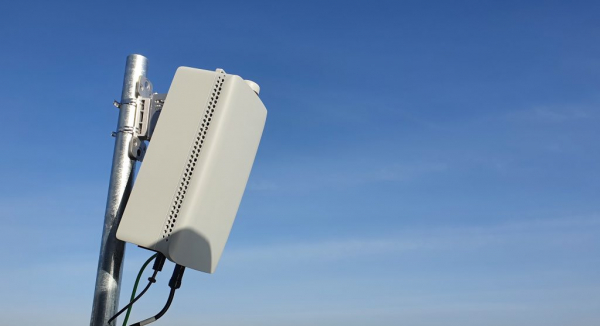 삼성전자가 자체 개발한 최신 2세대 5G 모뎀칩을 탑재하고 기지국, 라디오, 안테나 기능을 하나의 폼팩터로 제공하는 28GHz 컴팩트 매크로 장비