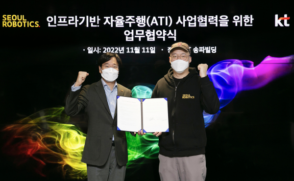 최강림 KT AI mobility사업단장(왼쪽)과 이한빈 서울로보틱스 대표가 협약 체결 후 기념촬영을 하고 있다.