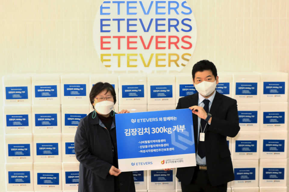 ▲ (왼쪽부터) 서울 중구자원봉사센터 박정옥 센터장, 에티버스 정인욱 대표이사