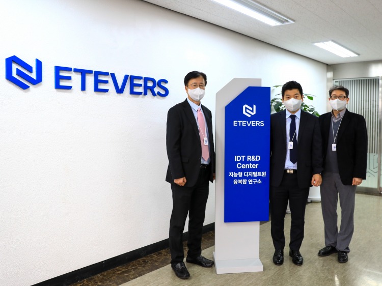 ▲ (왼쪽부터) 에티버스 이병서 전무, 정인욱 대표이사, 김곤 연구소장