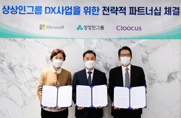 (왼쪽부터) 이지은 한국MS 대표, 이민식 상상인 대표, 홍성완 클루커스 대표가 협약 체결 후 기념촬영을 하고 있다.