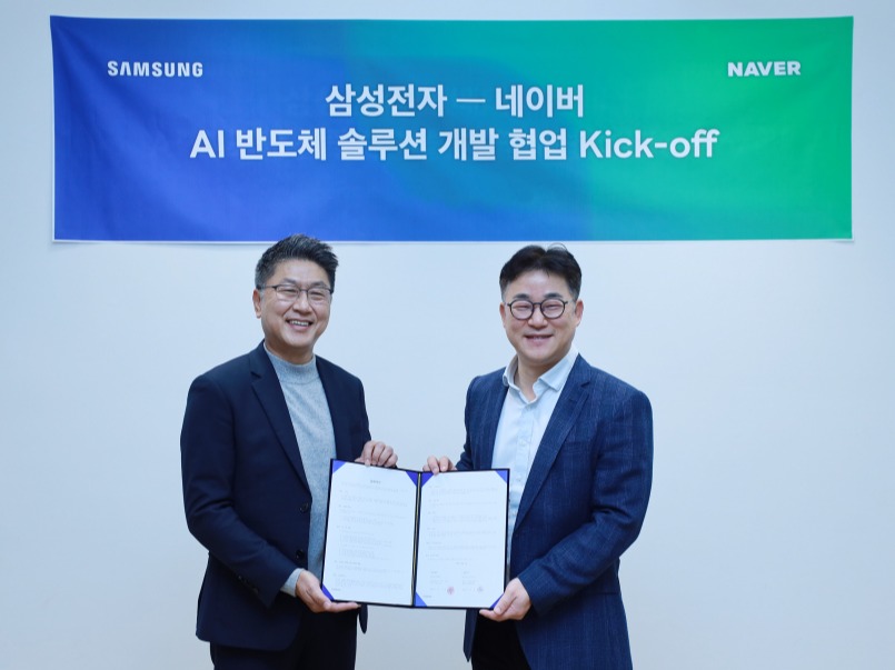 ▲ 네이버 정석근 클로바 CIC 대표(우)와 삼성전자 한진만 부사장이 MOU 체결 후 기념사진을 촬영하고 있다.