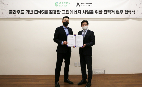 이호준 한국그린데이터 대표(왼쪽)와 이주완 메가존클라우드 대표가 협약 체결 후 기념촬영을 하고 있다.