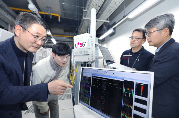 권준혁 LG유플러스 네트워크부문장(왼쪽)이 노키아, 삼지전자 관계자로부터 O-RAN 장비에 대한 설명을 듣고 있는 모습