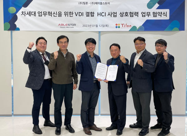 권민길 에이블스토어 대표(왼쪽 세 번째)와 최용호 틸론 사장(오른쪽 세 번째) 등 양사 관계자들이 협약 체결 후 기념촬영을 하고 있다.
