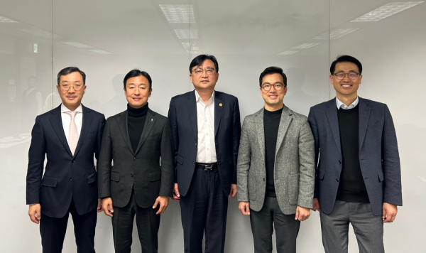 ▲ (왼쪽부터) 정책·제도위원회 강용성 위원장(와이즈넛), 심의위원회 장인수 위원장(베스핀글로벌) 한국소프트웨어산업협회 조준희 회장, 서비스혁신위원회 정상원 위원장(이스트소프트), 인력양성 및 일자리창출위원회 이경일 위원장(솔트룩스)이 위원장 간담회 이후 기념촬영을 하고 있다.