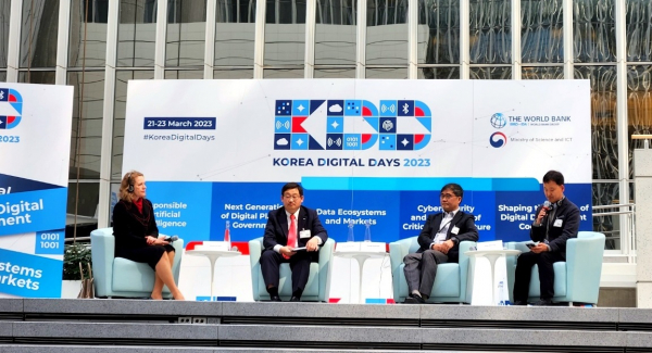 ▲ 최우식 딥노이드 대표(오른쪽 첫 번째)가 ‘코리아 디지털 데이 2023’에 참가해 디지털 전환 혁신 성공 사례를 세계은행 관계자들에게 공유했다.